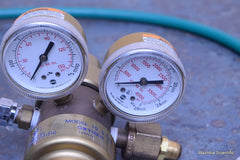 FISHER SCIENTIFIC GAS REGULATOR MODEL 10-572S