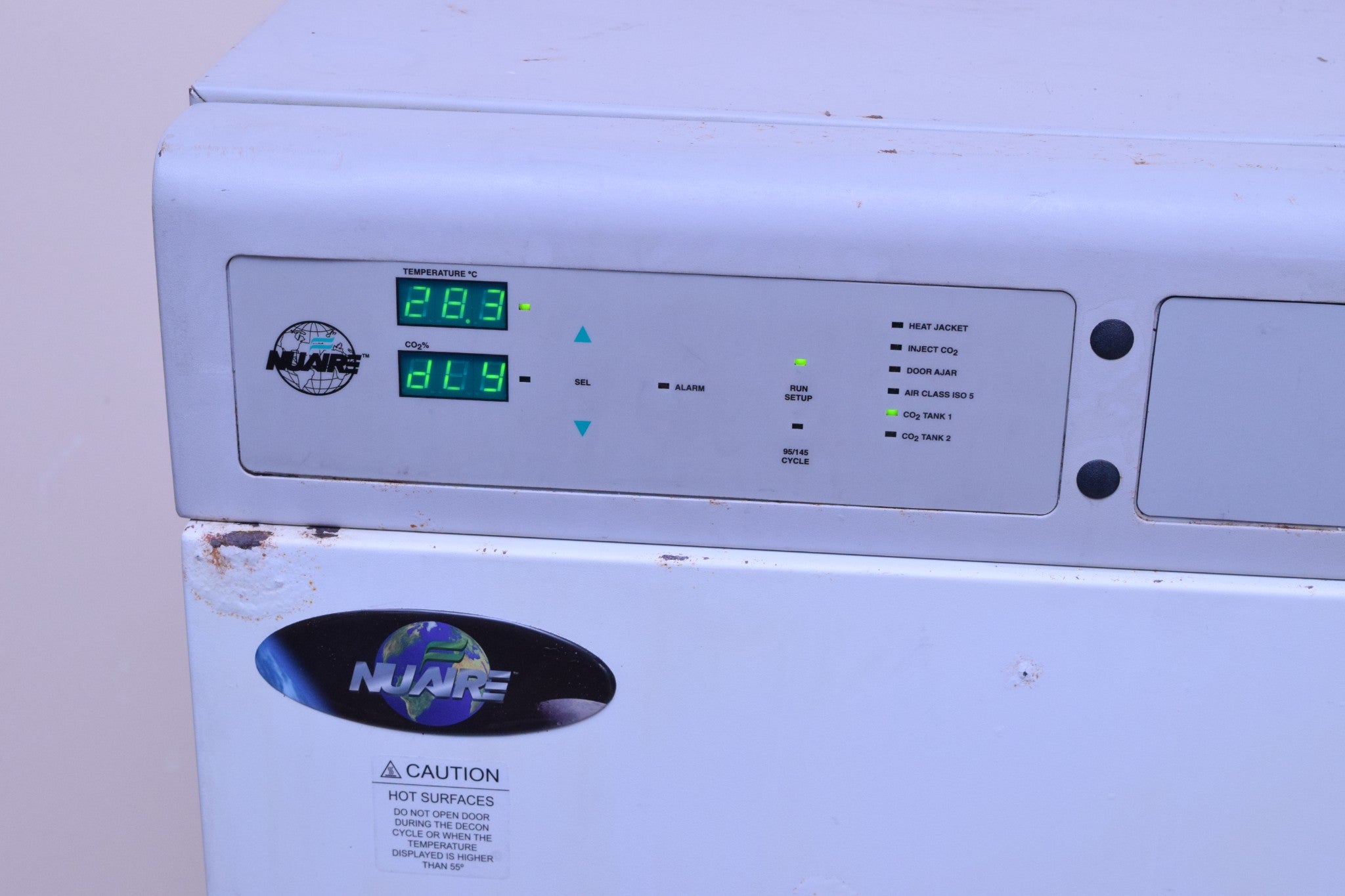 NUAIRE DH AUTOFLOW CO2 AIR-JACKETED INCUBATOR MODEL NU-5500