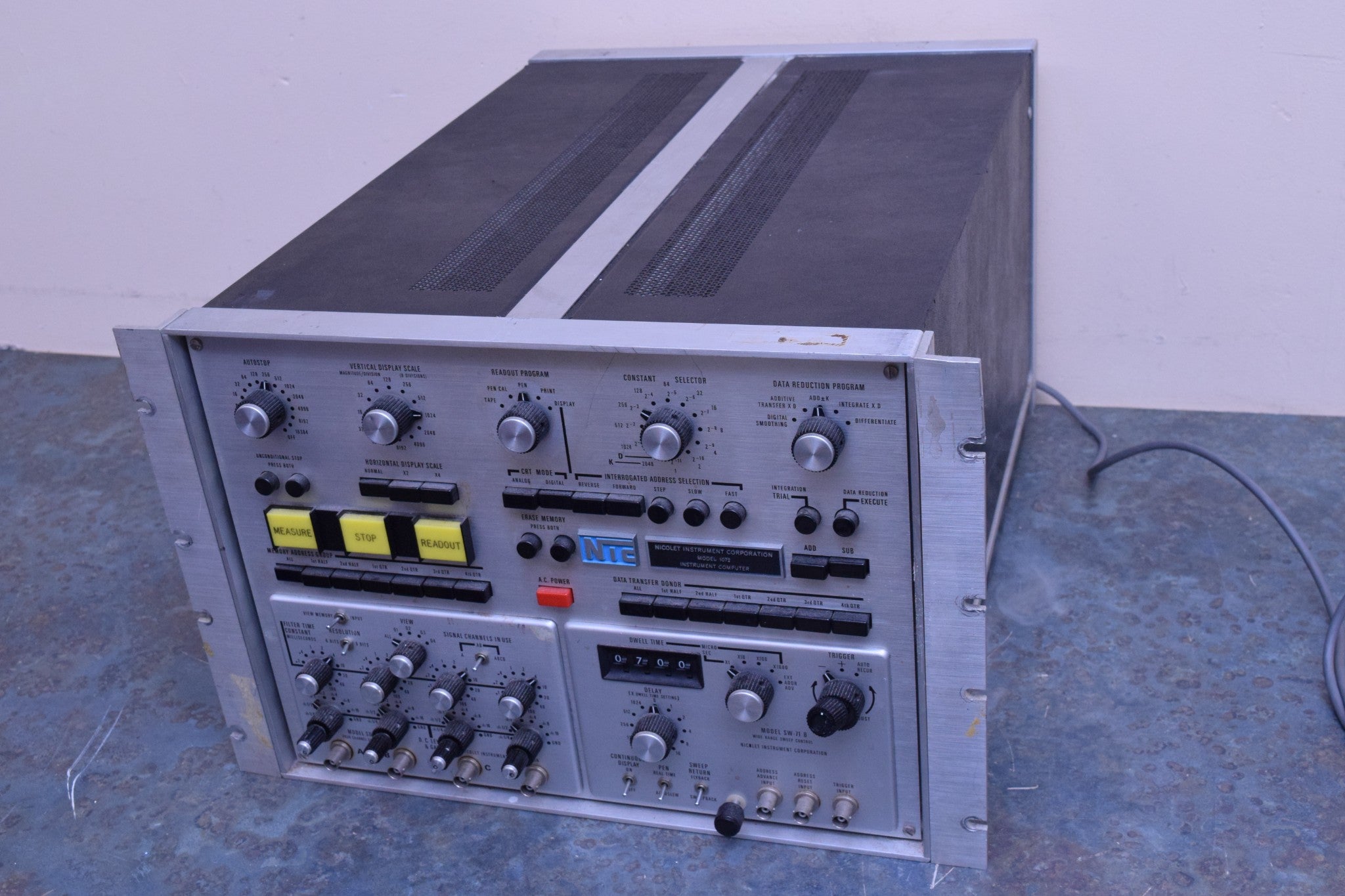 NICOLET INSTRUMENT MODEL 1072 INSTRUMENT COMPUTER SW-71 B WIDE RANGE SWEEP CONTR