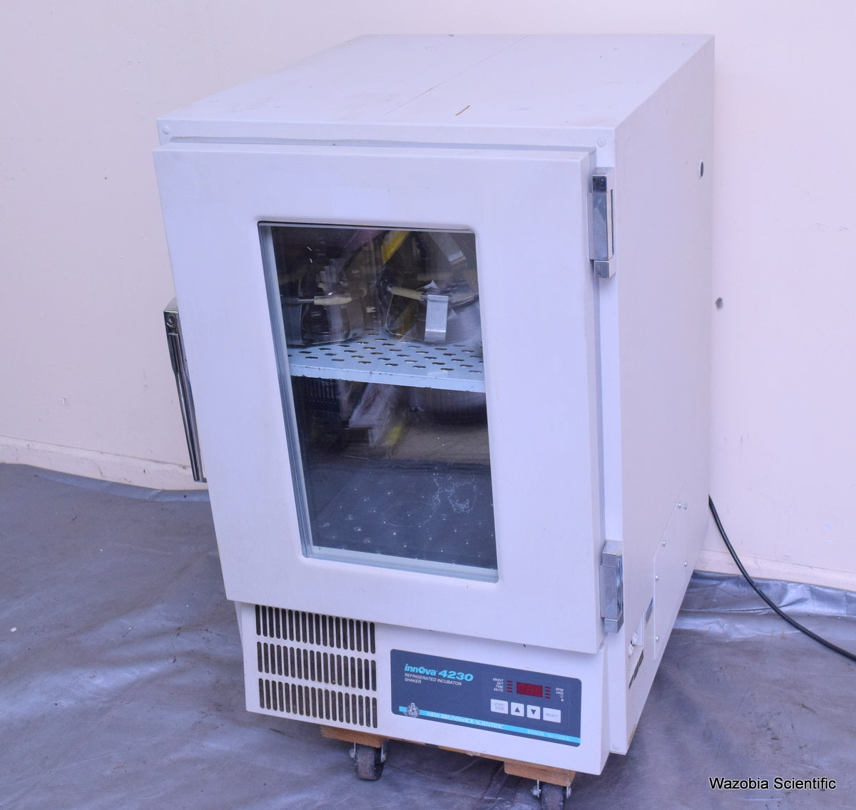 NEW BRUNSWICK SCIENTIFIC INNOVA 4230 REFRIGERATED INCUBATOR SHAKER M1233-0000