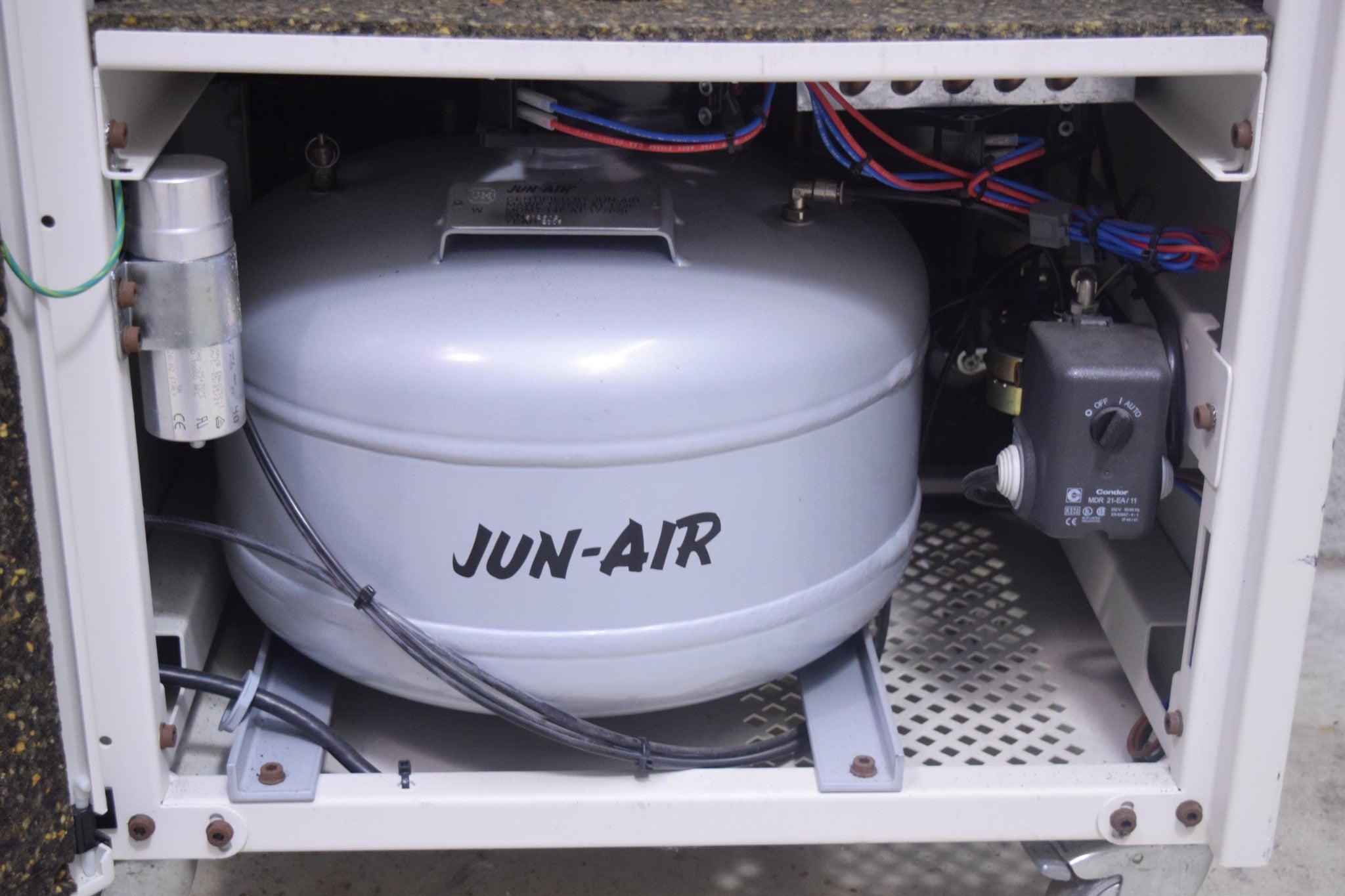 JUN-AIR 2000-25MD2 OIL-LESS PISTON AIR COMPRESSOR