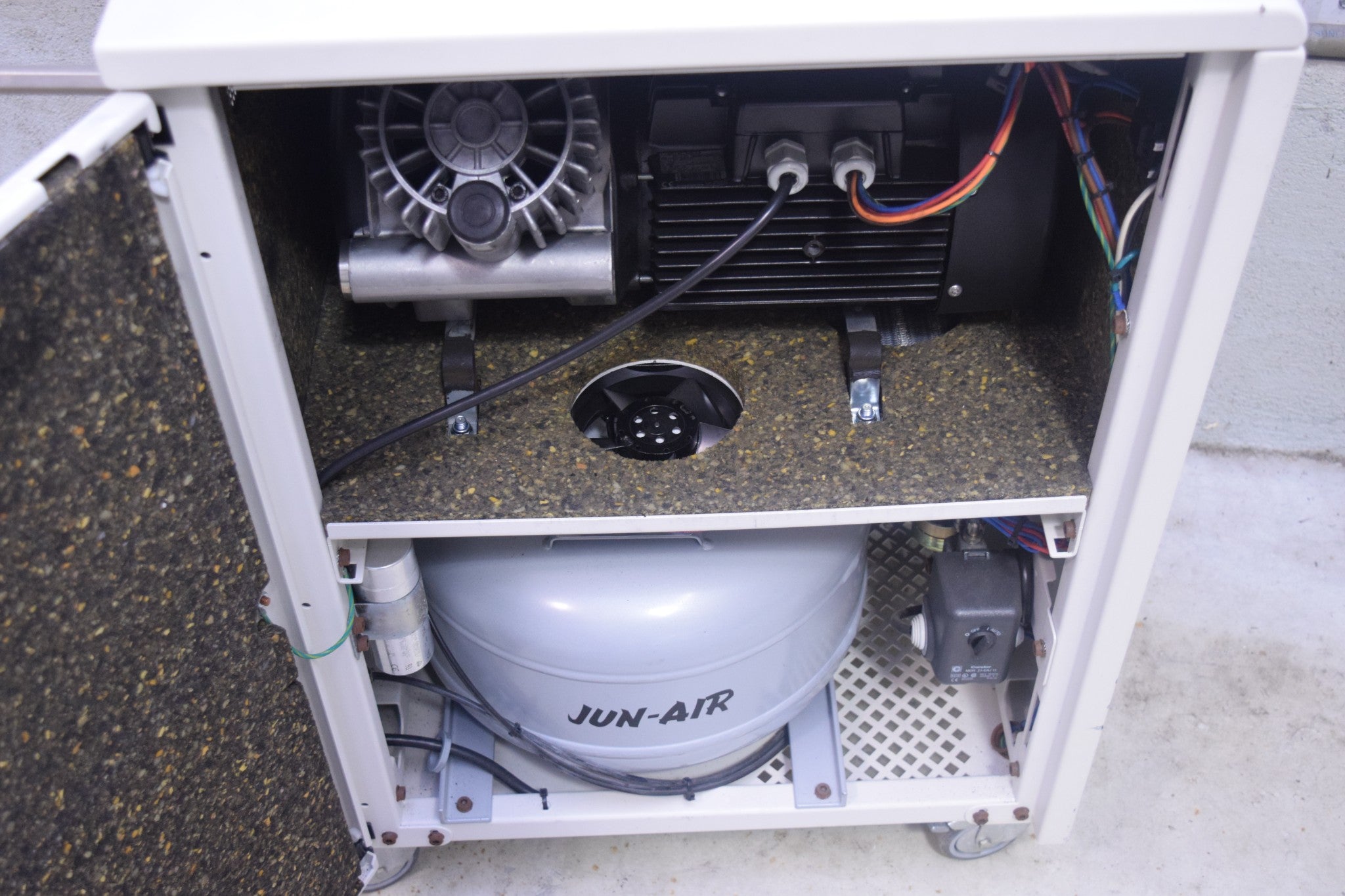 JUN-AIR 2000-25MD2 OIL-LESS PISTON AIR COMPRESSOR