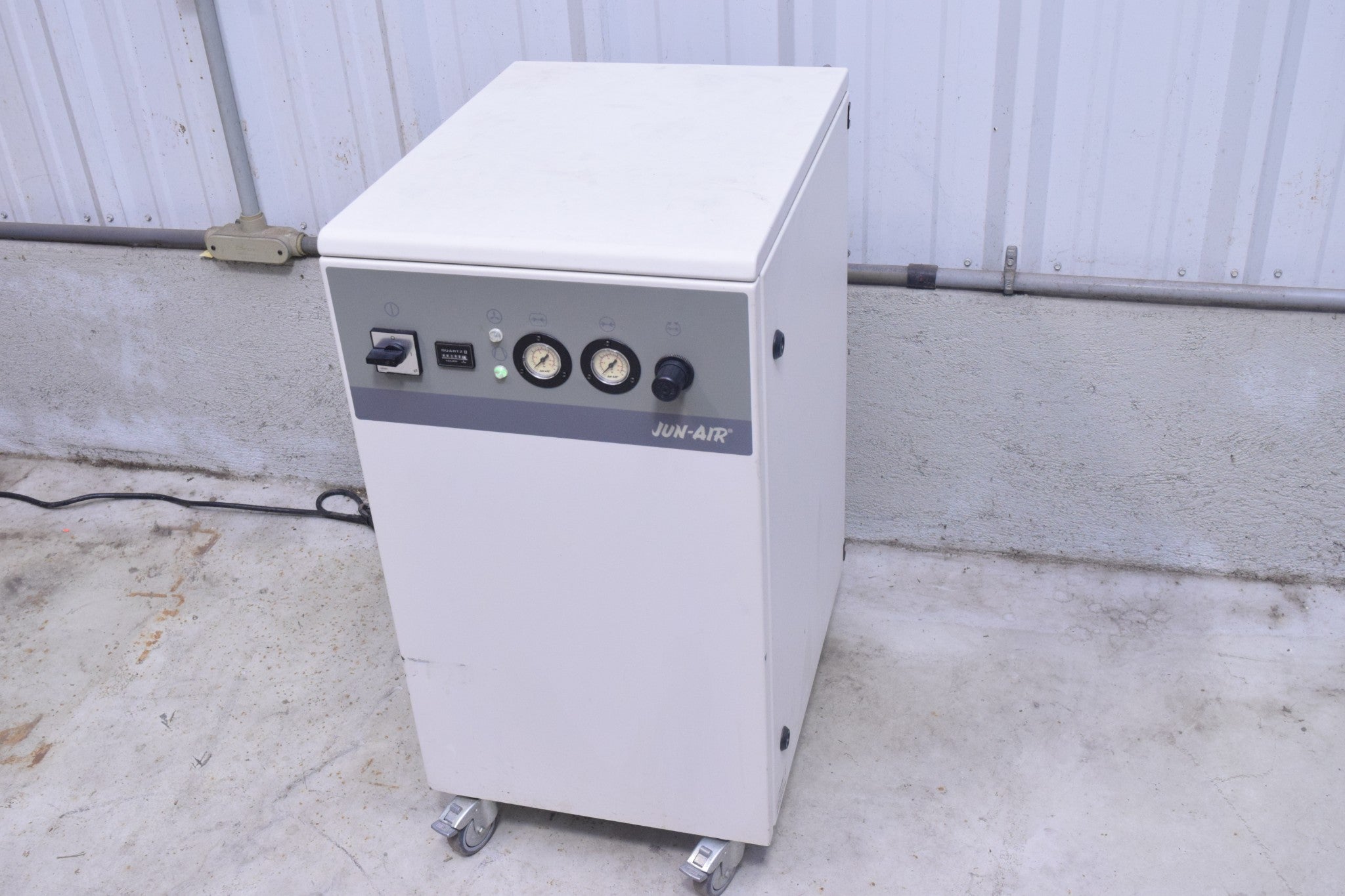 JUN-AIR 2000-25MD2 OIL-LESS PISTON AIR COMPRESSOR