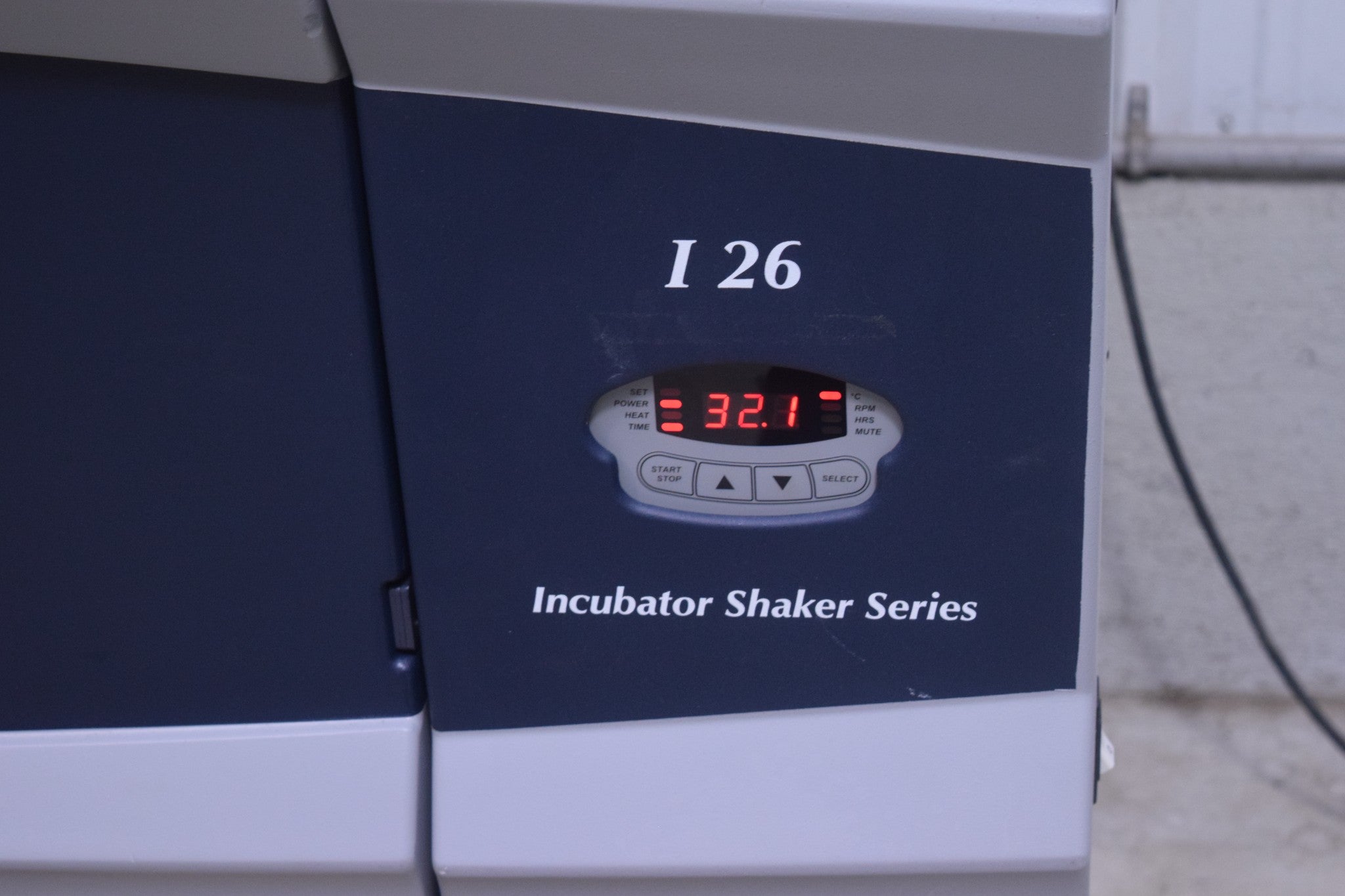 EPPENDORF NEW BRUNSWICK INCUBATOR SHAKER I26R I 26 I26 M1324-0004 080002 INC/REF