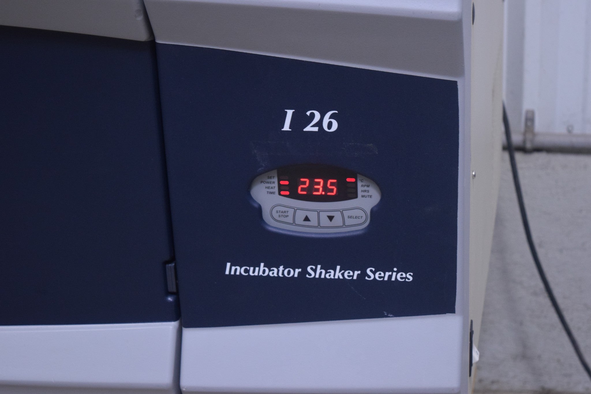 EPPENDORF NEW BRUNSWICK INCUBATOR SHAKER I26R I 26 I26 M1324-0004 080002 INC/REF