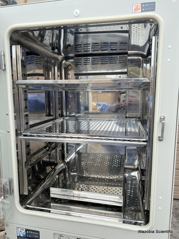 SANYO SCIENTIFIC MCO-18AIC CO2 DOUBLE STACKED LABORATORY INCUBATOR