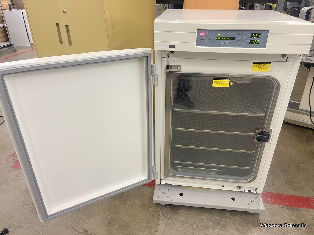 THERMO ELECTRON FORMA SERIES II WATER JACKETED C02 LABORATORY INCUBATOR 3110