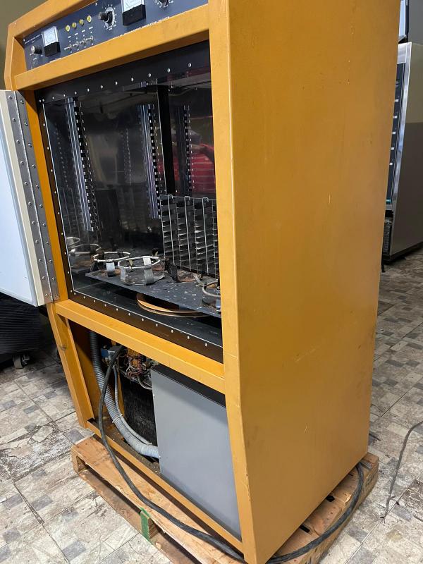 NEW BRUNSWICK CONTROLLED ENVIRONMENT INCUBATOR SHAKER MODEL G62