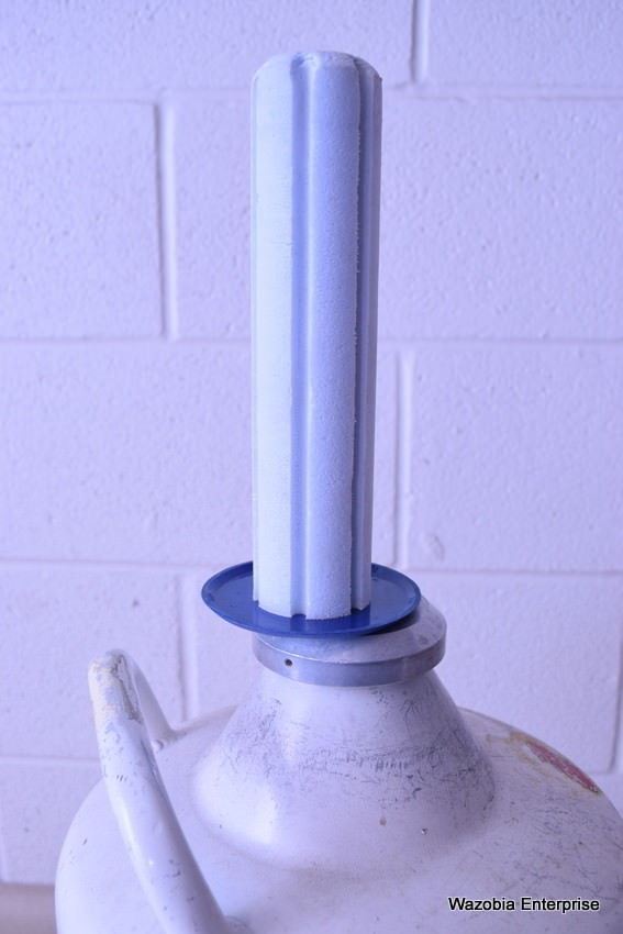 UNION CARBIDE LIQUID NITROGEN CONTAINER  DEWAR CRYOGENIC